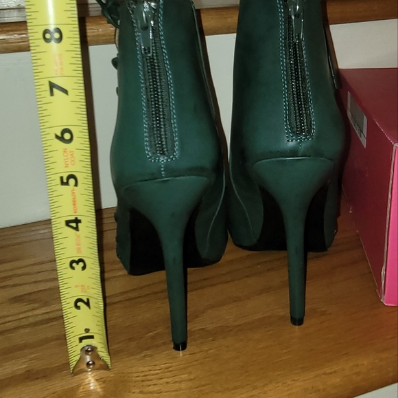 NEW Green Booties Open Toe & Laceup Details - Picture 5 of 5
